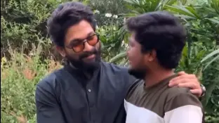 Allu Arjun Consoles Emotional Fan As The Pushpa Actor Meets Him At His Residence | Watch Allu Arjun