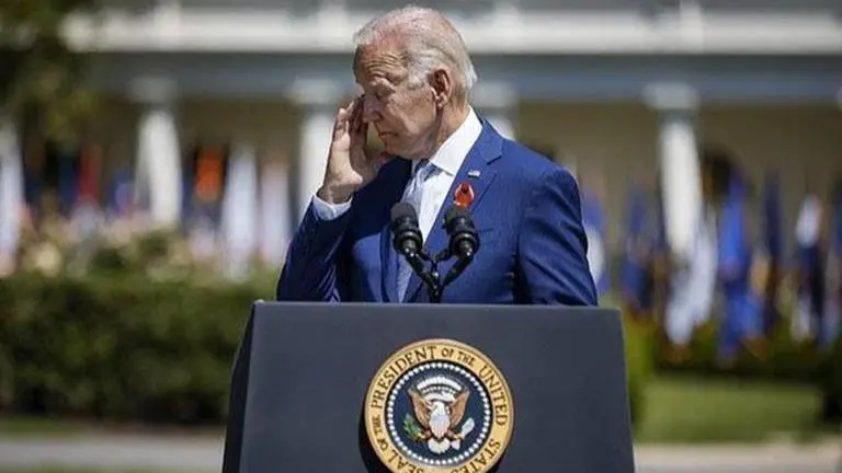 Biden zones out for a minute on stage; baffles the world as he mumbles near the podium US