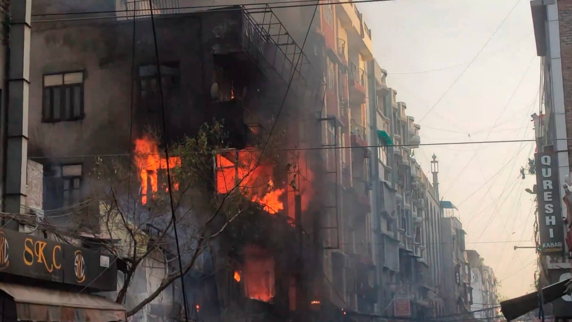 BREAKING: Massive Fire Breaks Out at a Restaurant in Delhi's Shaheen ...