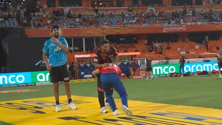 DC vs SRH: David Warner touches Bhuvneshwar's feet, leaves SRH bowler blushing- WATCH DC vs SRH: David Warner touches Bhuvneshwar's feet, leaves SRH bowler blushing- WATCH