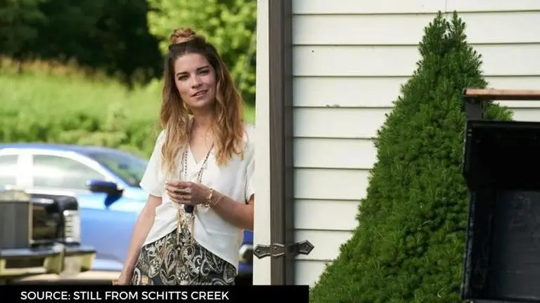 Schitt's Creek's Annie Murphy clears the myth that Alexis said "Ew, David" a lot of times Schitt's Creek