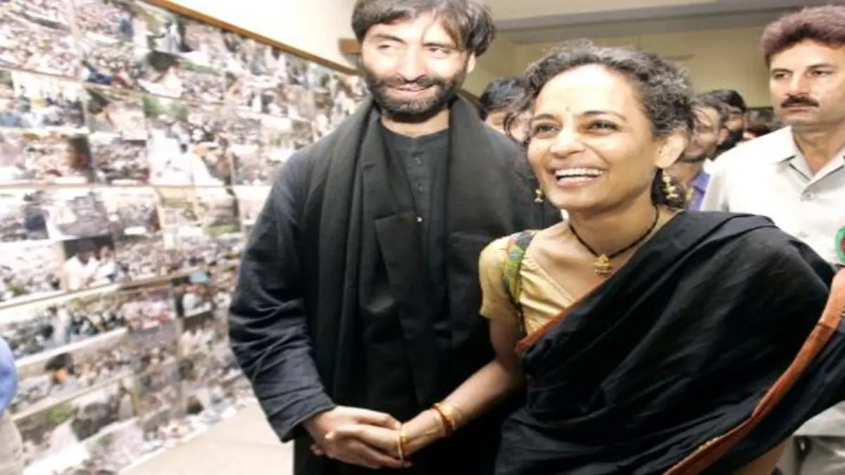 Arundhati Roy, right, shakes hands with Separatist leader Yasin Malik (File Photo)