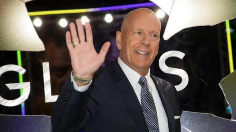 Bruce Willis' co-workers reveal he misfired prop gun, forgot lines amid aphasia diagnosis Bruce Willis, bruce willis photos, bruce willis smile