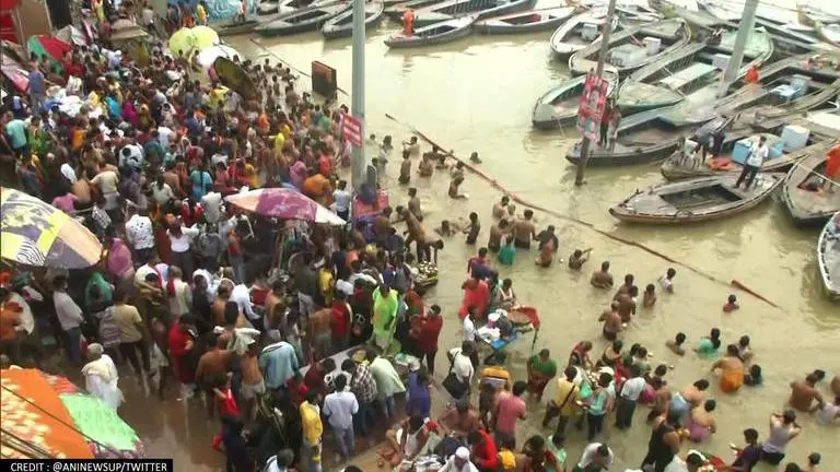 Varanasi: Huge crowd spotted near Kashi Vishwanath Temple, COVID-19 norms not followed Varanasi
