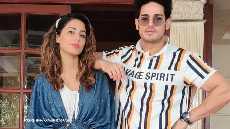 Hina Khan hits Priyank Sharma on shoulder as he wouldn't stop praising Jennifer Lopez hina khan