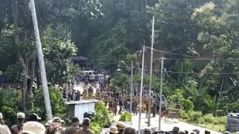 Assam ministers end 'economic blockade' at Lailapur; assure smooth transport to Mizoram Himanta Biswa Sarma