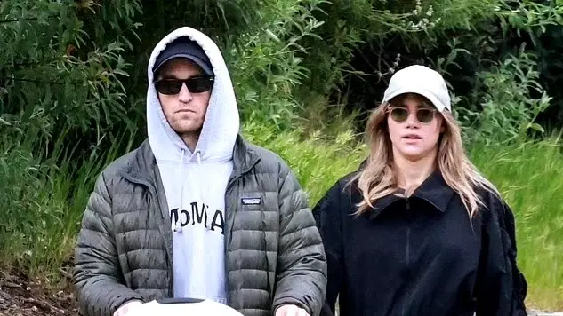 Robert Pattinson Welcomes First Child With Girlfriend Suki Waterhouse | Photos Robert Pattinson and Suki Waterhouse