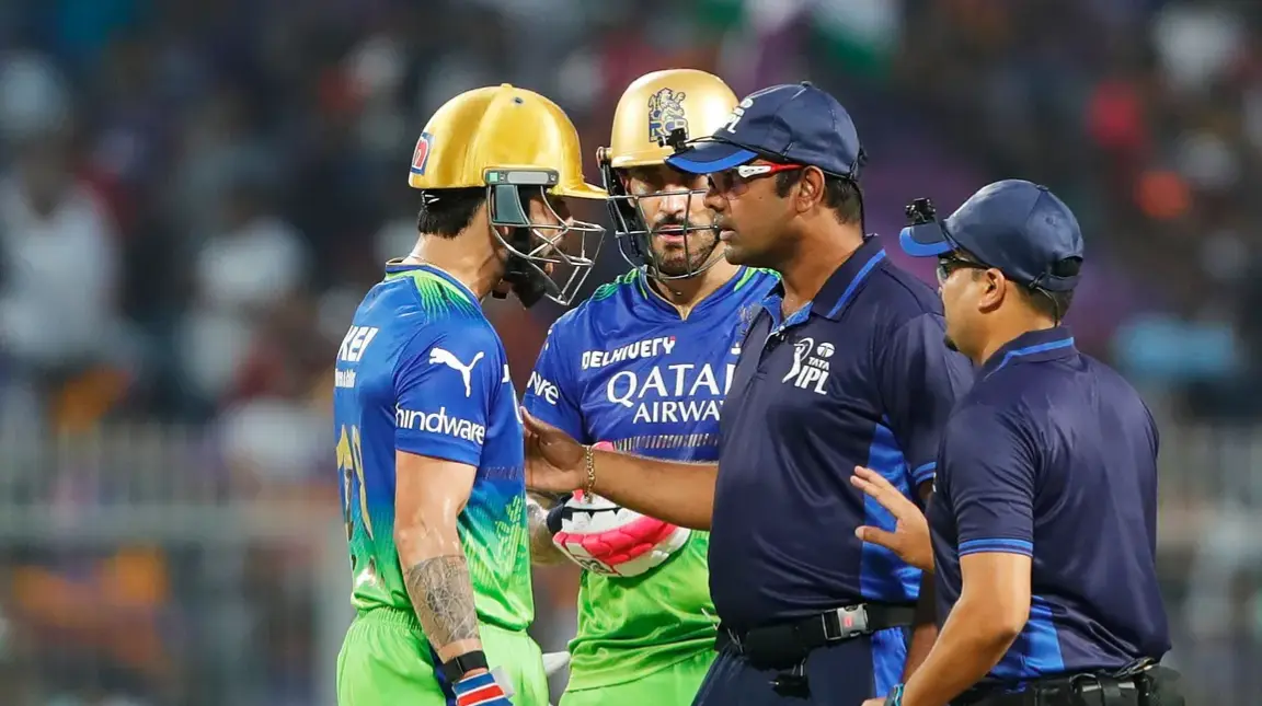 Virat Kohli having a chat with the umpires