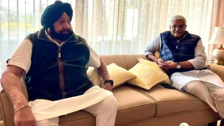 Punjab polls: Amarinder Singh meets BJP's Gajendra Singh Shekhawat amid seat sharing talks Amarinder Singh