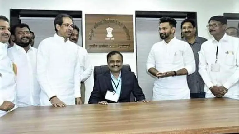 This picture of Maharashtra CM Uddhav is a hammerblow to bureaucratic power-distance Uddhav