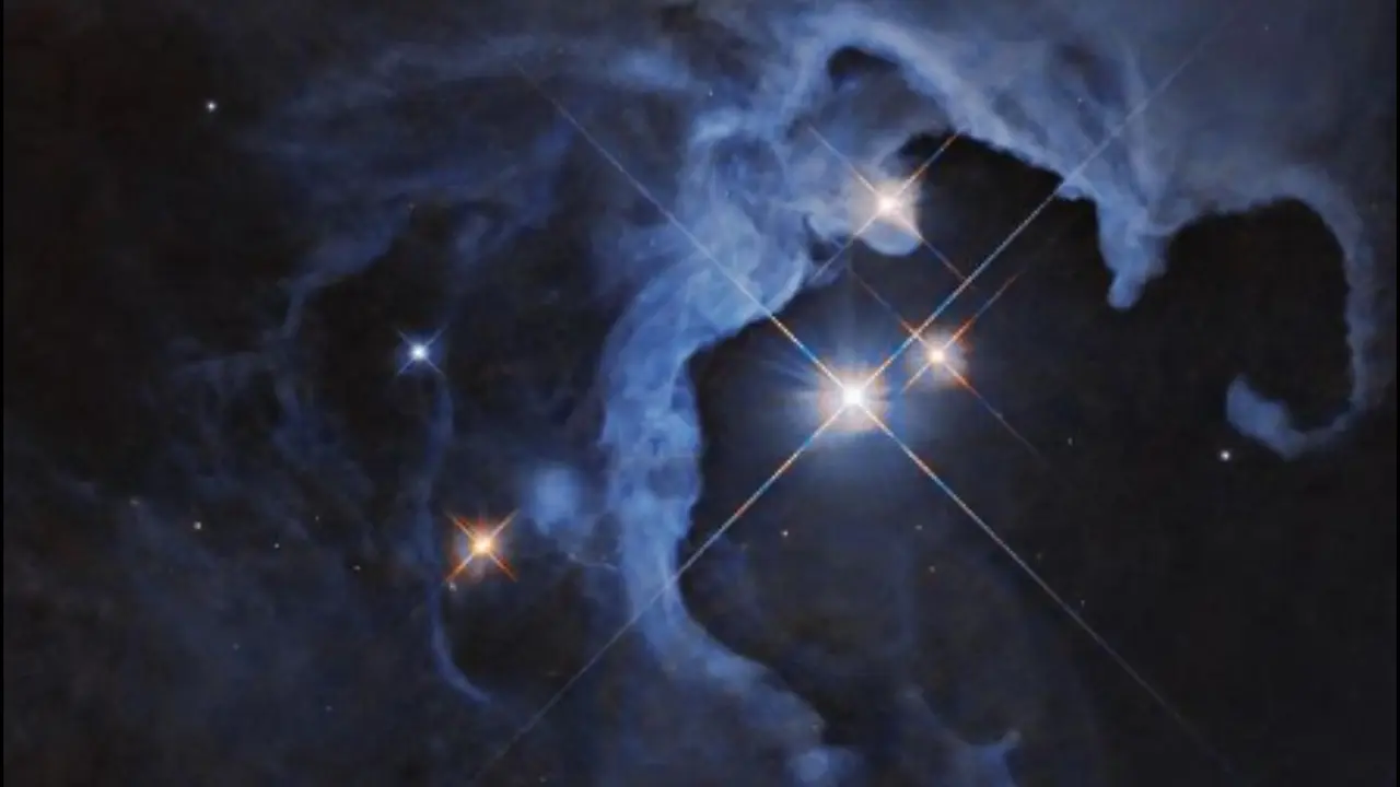 “A Star Is Born” : Nasa’s Hubble Telescope Captures Triple-Star Family Bathed In Glowing Nebula Nasa’s Hubble Telescope Captures Triple-Star Family Bathed In Nebula