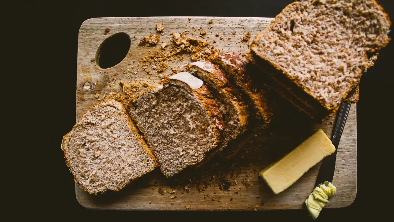 Brown bread vs. multigrain bread: Choosing the right slice for optimal health Brown vs multigrain bread