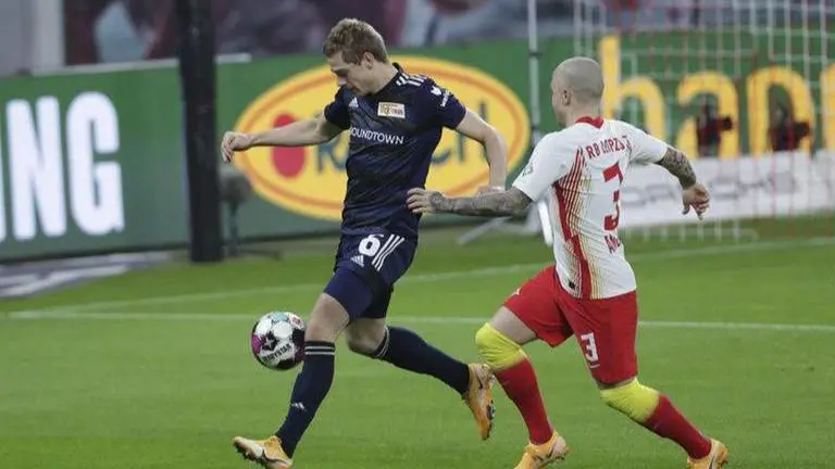 Lewandowski's penalty keeps Bayern 4 points clear of Leipzig