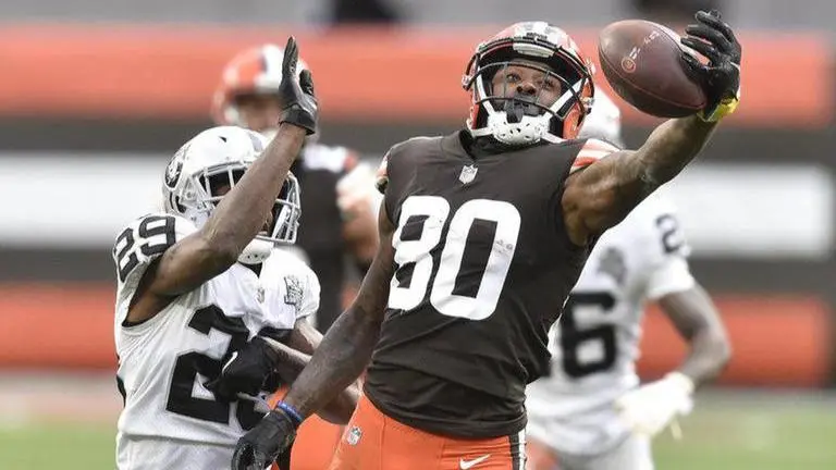 Garrett hurts knee, Browns fold in wind and lose to Raiders