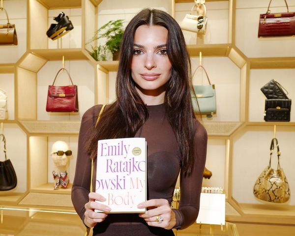 Gone Girl actor Emily Ratajkowski slammed for 'fatphobic' pH๏τo shoot-  Republic World