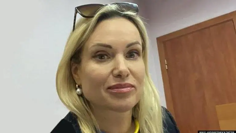 Russian journalist who protested with 'No War' placard on TV sentenced to 10 days in jail Russia-Ukraine war