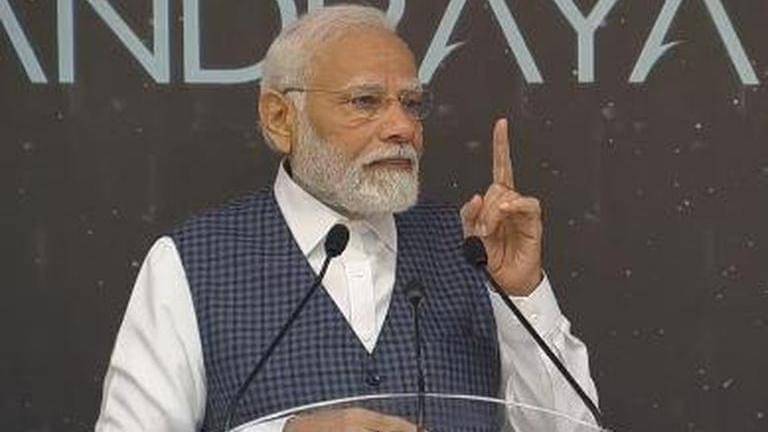 Pm modi names chandrayaan-3 touchdown point 'shivashakti', chandrayaan-2 point 'tiranga'