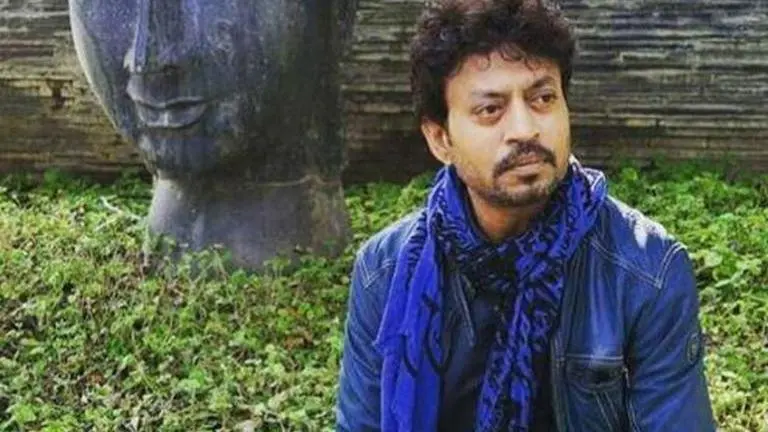 Irrfan Khan's wife, sons snapped at last rites; Kapil, Vishal Bhardwaj also attend Irrfan Khan's wife, sons snapped during last rites; Kapil, Vishal Bhardwaj also attend