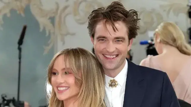 Batman star Robert Pattinson engaged to mom-to-be Suki Waterhouse: Reports Robert Pattinson girlfriend Suki Waterhouse