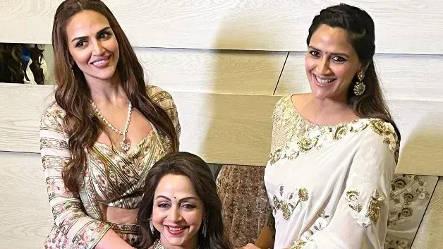 Esha Deol shares throwback photo with mom Hema Malini and sister Ahana, netizens say 'so elegant' Esha Deol, Hema Malinim Ahana Deol