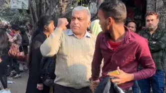 Viral Video: Boy's hilarious bollywood song in crowd for Instagram Reel, check what happened next Boy's hilarious bollywood song in crowd