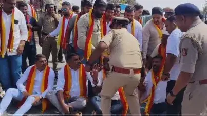 Pro-Kannada activists stage fresh protests, warn of massive stir in Bengaluru Condemning the arrest of pro-kannada activist Narayan Gowda and others , the activists stage protest in Hassan District by blocking the NH 75