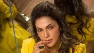 Isha Koppikar shares cryptic note on integrity amid divorce rumours from husband Rohit Narang Isha Koppikar
