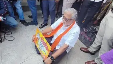 “I Am a Karsevak, Arrest Me Too’: K'taka BJP Continues Agitation Against Srikanth Poojary's Arrest Former Minister and BJP MLA Suresh Kumar protests in front of police station