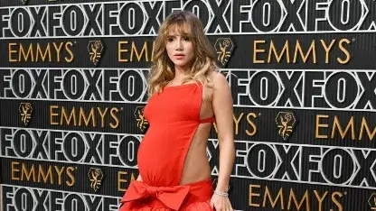 Suki Waterhouse Reveals Gender Of Newborn Baby With Robert Pattinson During Coachella Performance Suki Waterhouse