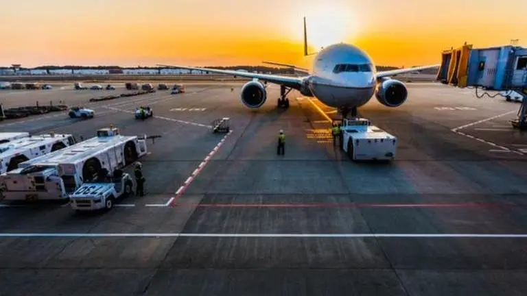 UK: RAF diverts flights at Oxfordshire airbase after runway melts in sweltering heat UK