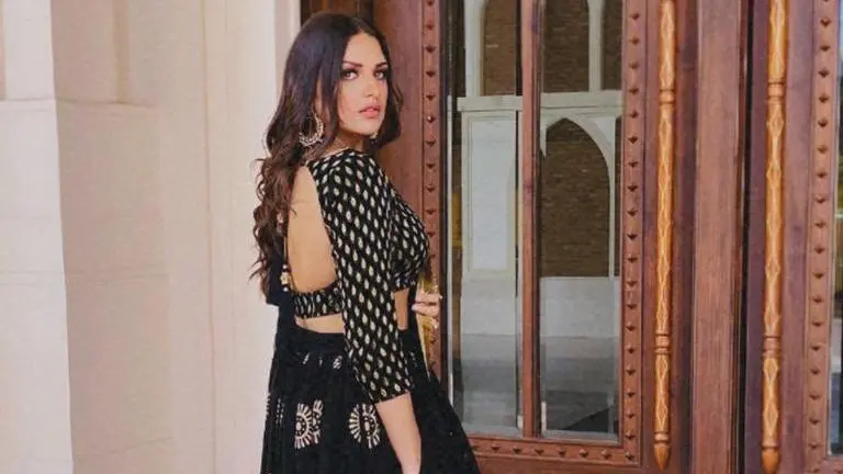 Himanshi Khurana becomes emotional after her friends, family throw surprise b'day bash himanshi khurana