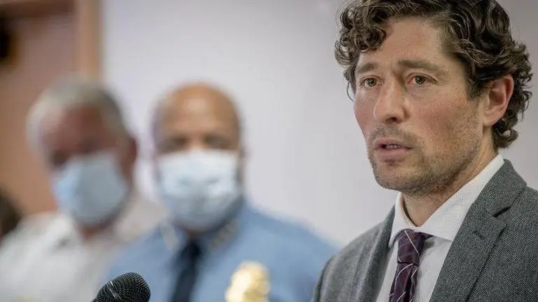 As Minneapolis burns, mayor takes heat for the response