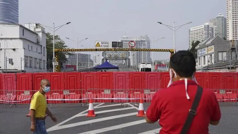 China's COVID lockdown sparks violent protests in Guangzhou as people tear down barricades China COVID 19 protest