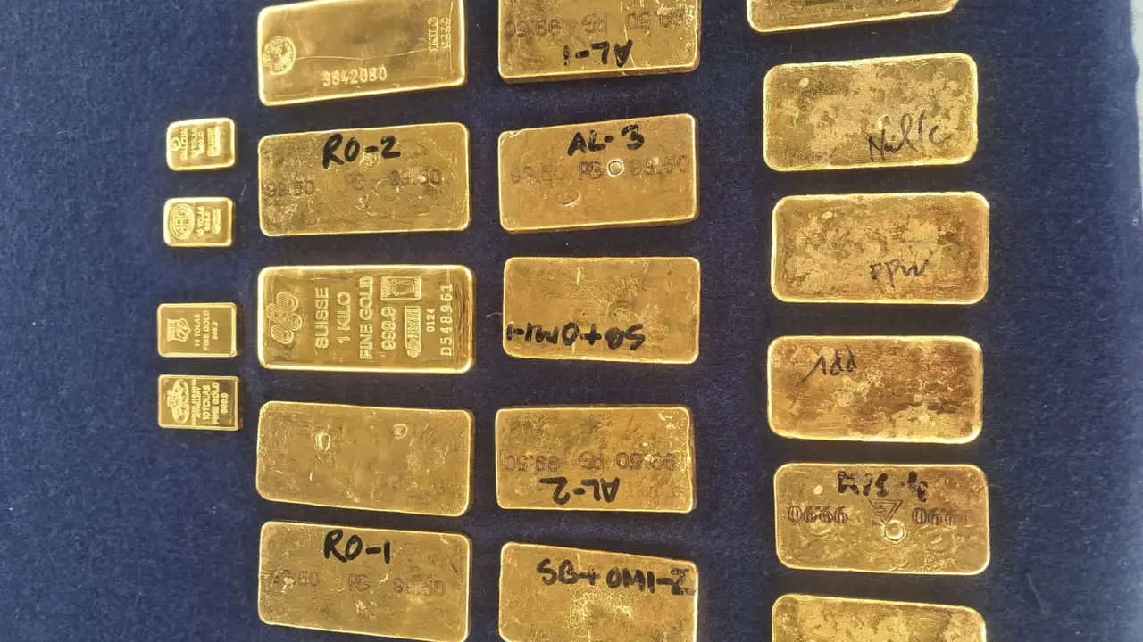 BSF Nabs 1, Seizes Smuggled Gold Worth Rs 6 Crore Along India-Bangladesh Border The BSF recovered Rs 6.7 crore worth of gold from a local near the India-Bangladesh border.