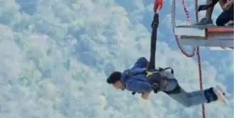 Darr Ke Aage Jeet Hai: Wheelchair-Bound Man Bungee Jumping Video In ...