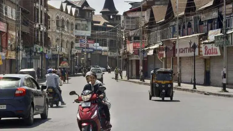 Coronavirus: Kashmir under virtual lockdown as markets shut, public transport banned in Srinagar