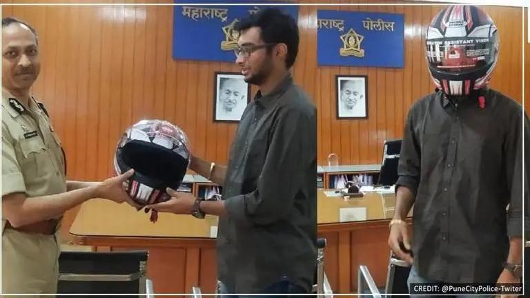 Pune police gifts helmet to a college student, netizens applaud Pune