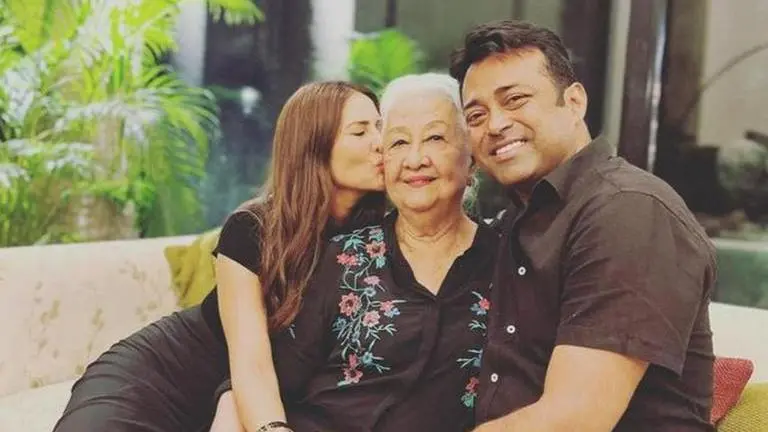 Kim Sharma celebrates mom's 80th birthday in Goa with boyfriend Leander Paes; See pics Kim Sharma