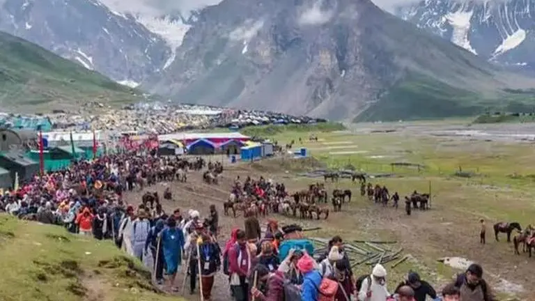 915 pilgrims leave Jammu base camp for Amarnath cave shrine After a one-day break, a fresh batch of 915 pilgrims left the Bhagwati Nagar base camp here for Kashmir on Saturday to undertake the annual Amarnath