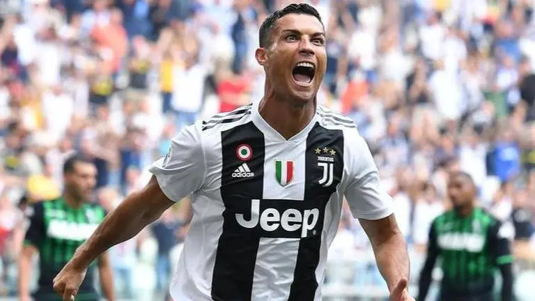 When Cristiano Ronaldo gave perfect reply to goalkeeper's mind games during penalty; WATCH Manchester United