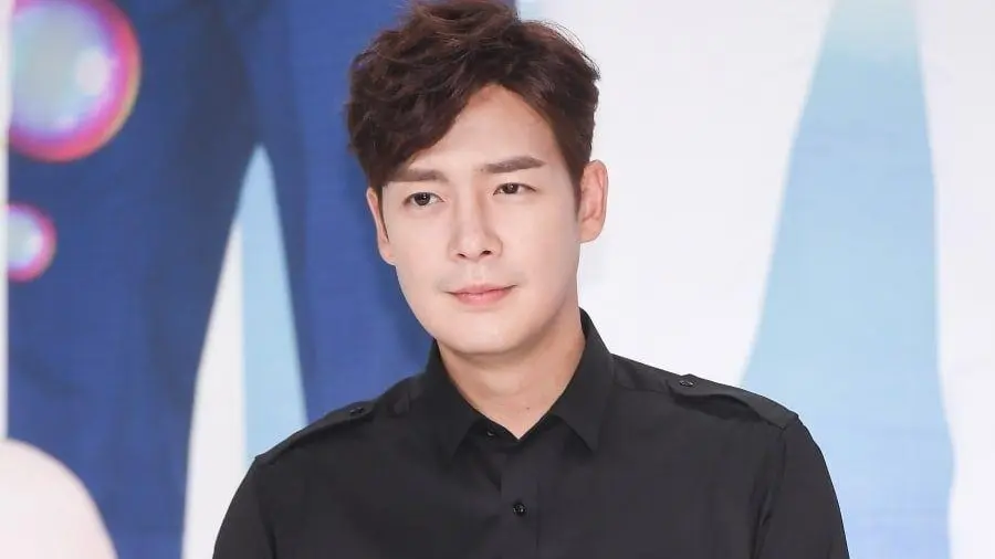 Korean Actor Kang Eun Tak Announces Wedding With Non-celebrity Girlfriend After 2 Years Of Dating Kang Eun Tak