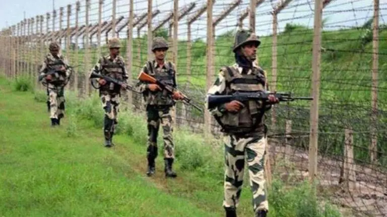 Pakistan shells forward posts along LoC in Poonch