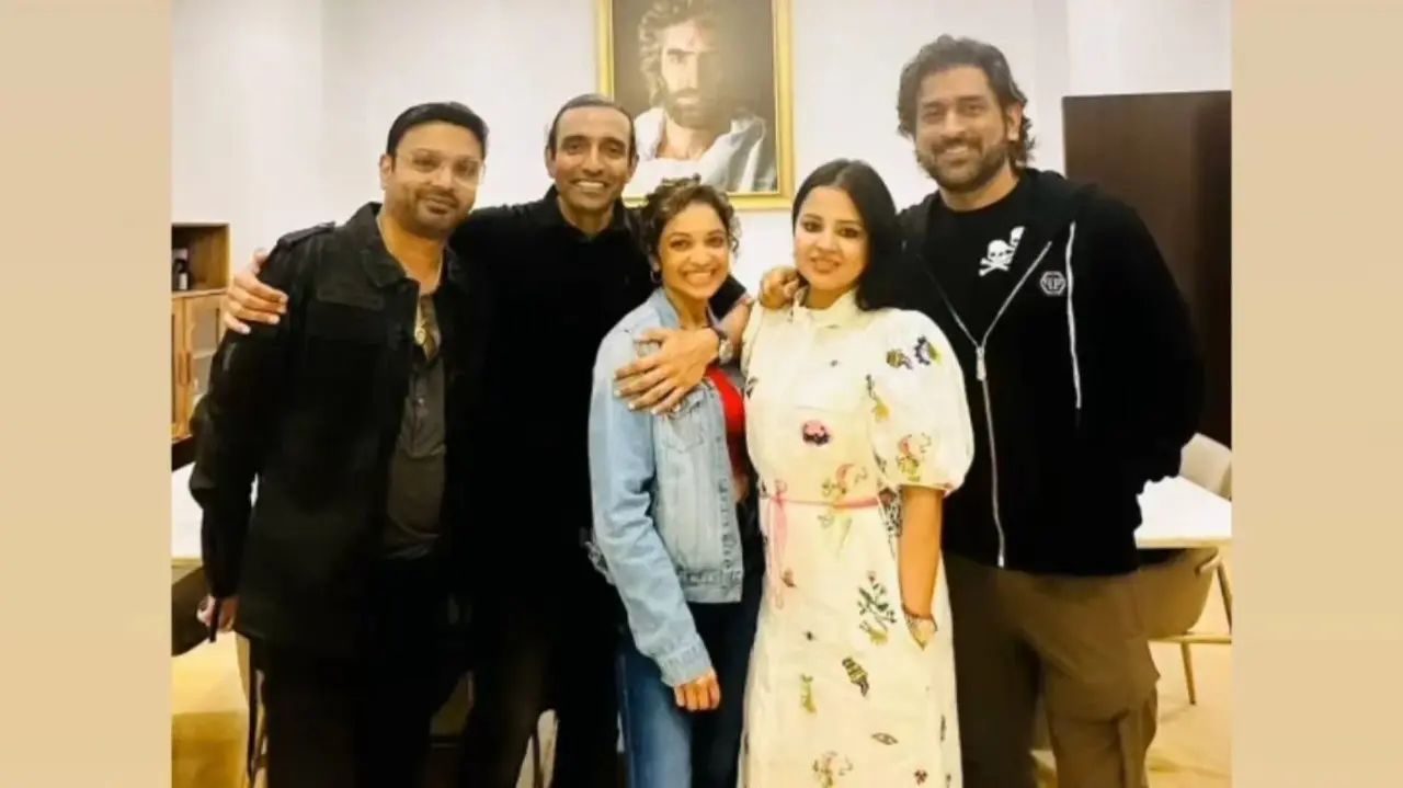 MS Dhoni seen partying with wife Sakshi at Robin Uthappa's residence; Pic goes viral MS Dhoni