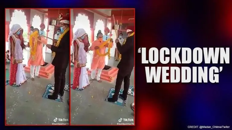 Lockdown Wedding: Mumbai couple uses sticks to exchange garlands, watch video Lockdown Wedding: Mumbai couple uses sticks to exchange garlands, netizens amused