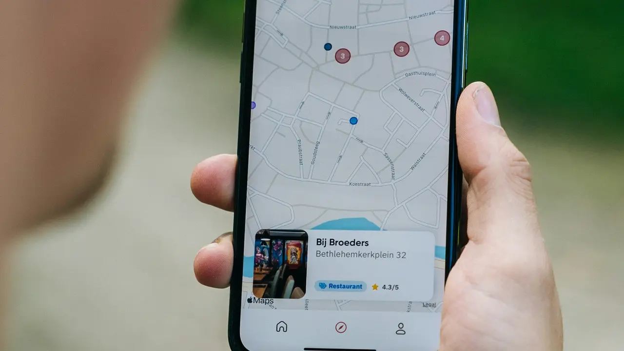 Google Maps’s ‘glanceable directions’ update to replace blue dot with direction signs Google Maps