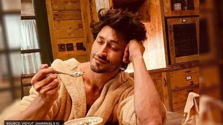 Vidyut Jammwal sits peacefully at a BEST bus stop in Mumbai; see pic Vidyut Jammwal