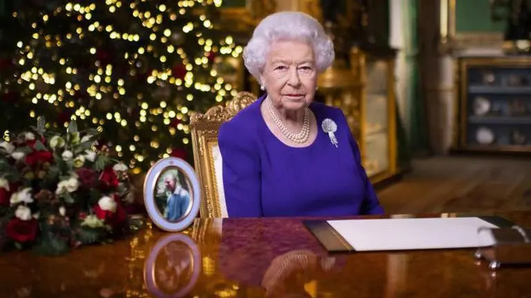Queen Elizabeth pays tribute to 'kindness of strangers'