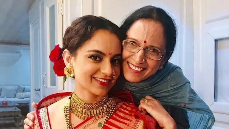 Kangana Ranaut receives 'delightful picture' of her mother while filming for 'Thalaivi' Kangana Ranaut treats fans with pic of mother making 'makki ki roti' amid filming Thalaivi