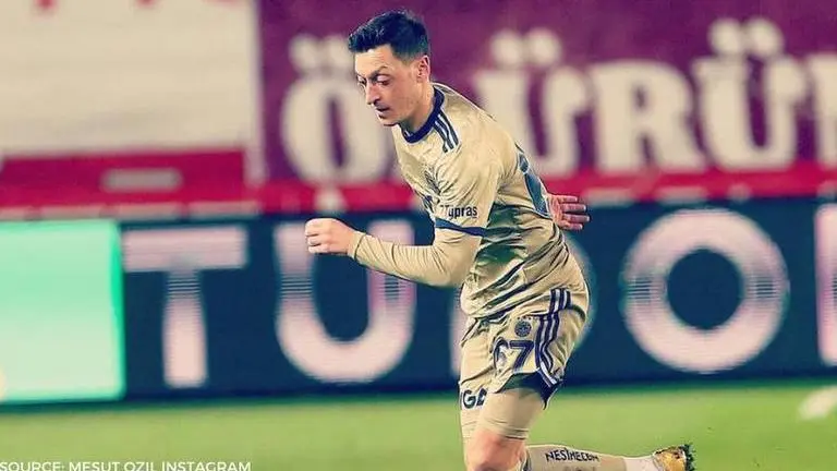 Fenerbahce star Mesut Ozil stretchered off after severe injury vs Antalyaspor Fenerbahce