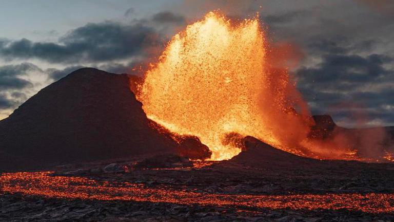 Indonesia’s Most Active Volcano Mount Merapi Erupts; Blasts Hot Ash 600 ...